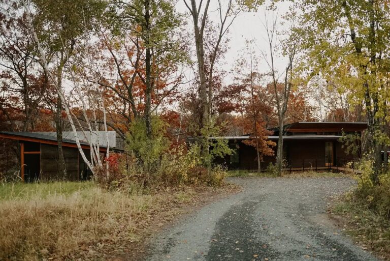 A wide exterior shot of the Nordlys Longhouse and its surroundings.